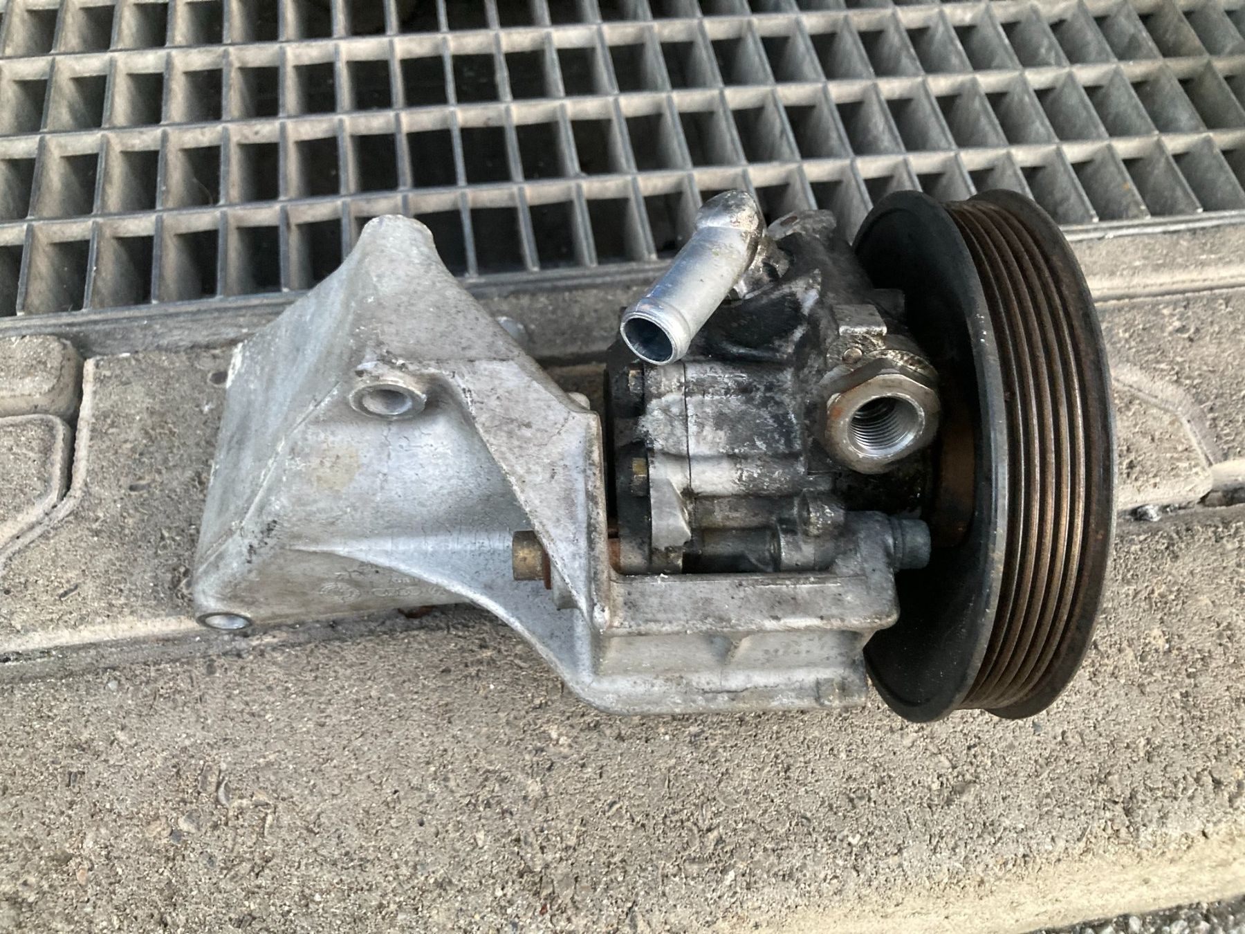 Volkswagen Tutti pezzi di ricambio auto: VW T4 2.5 Syncro Servolenkungspumpe – Usato da Cham venduto da Cham6332 1