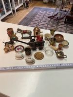 Antike Puppenstubenkonvolut mit vielen Zubehörteilen