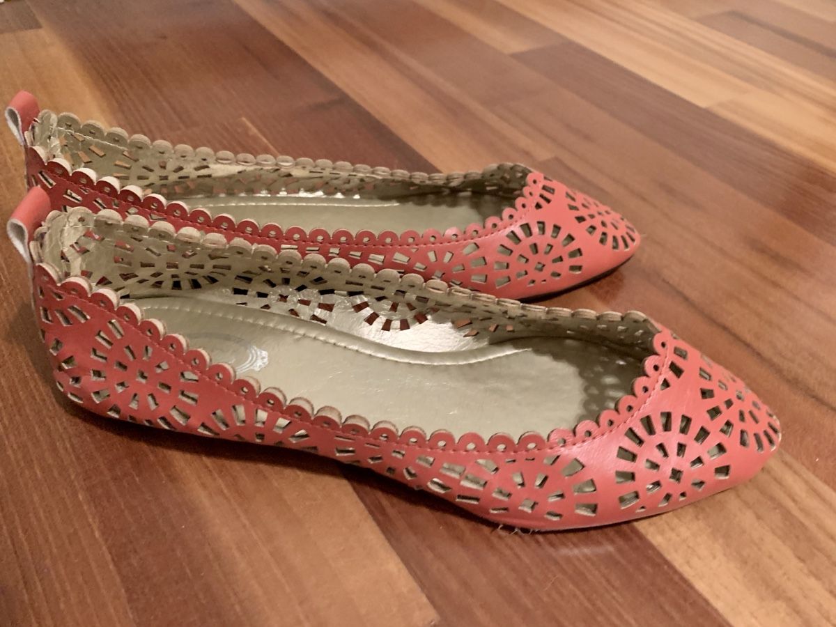 Damenschuhe: Red Laser Cut Ballerinas, Chic and Comfy! – Gebraucht aus Lausanne von milasha