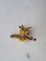 2 sehr schöne Pin's, Libelle und Federmotiv 619