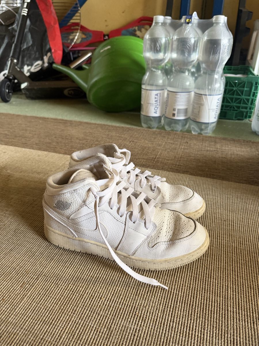 Scarpe da uomo: Baskets Nike Jordan blanches, état d'usage, taille 38 – Usato da Romanel-sur-Morges venduto da mar_76dg 1