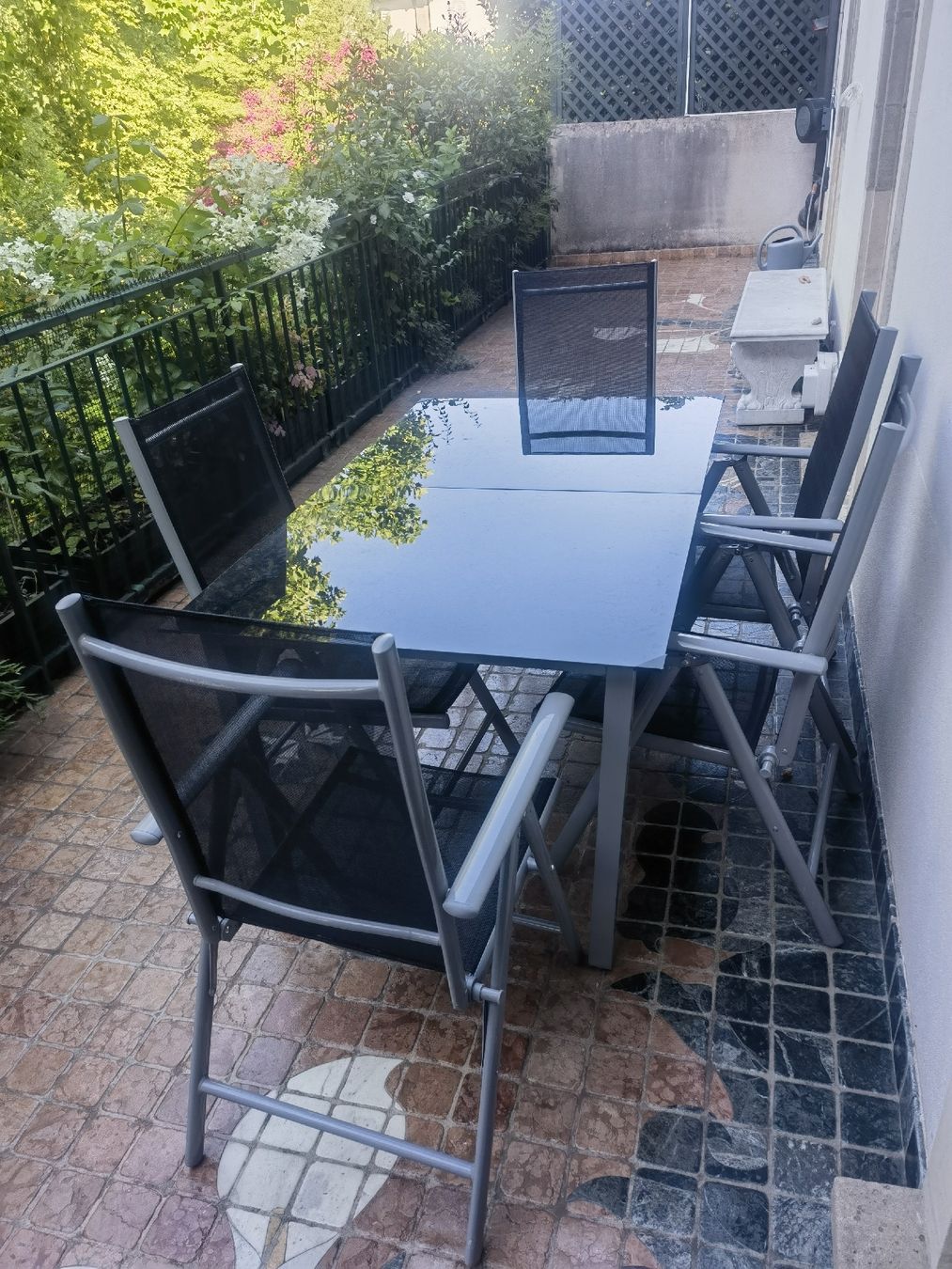 Tischset: Table de jardin & 6 fauteuils  – Neu (gemäss Beschreibung) aus Genève von Carbini