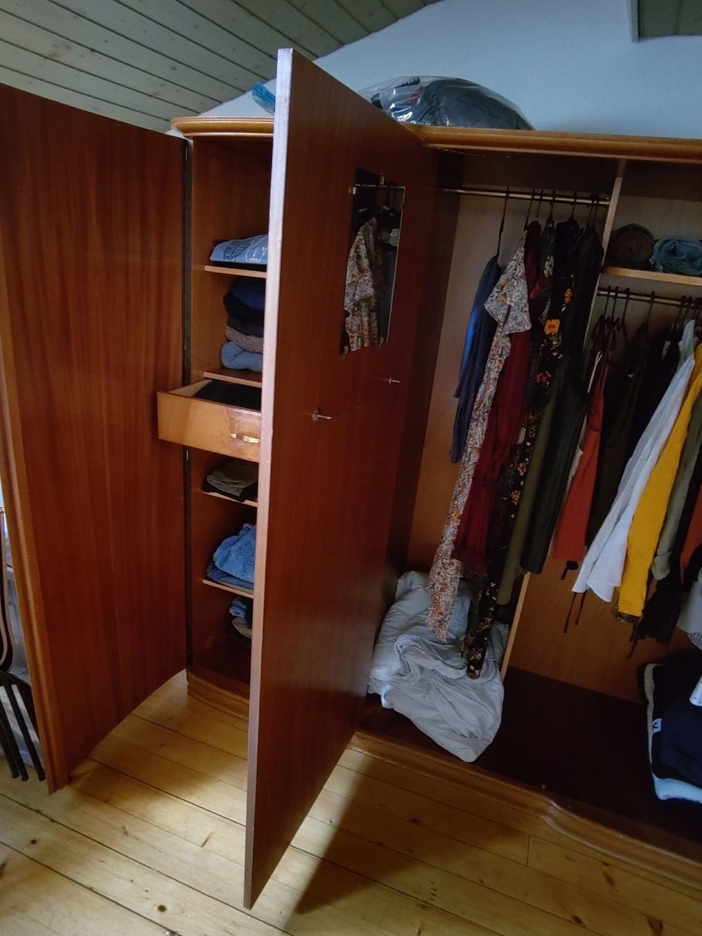 Armoires: Kleiderschrank Nussbaum teilmassiv – D'occasion à Fribourg par Dennu 3