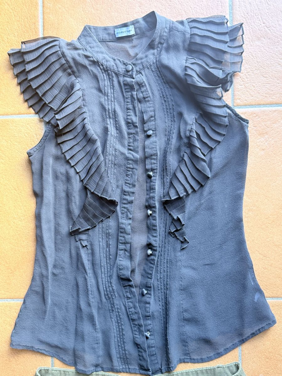 Kleiderpakete: Camicetta e pantaloncini taglia S/36 usati – Gebraucht aus Bellinzona von bul_mvy5 1