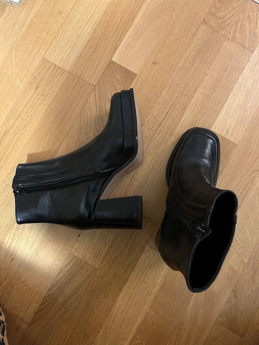 Scarpe da donna: Schwarze plateau Stiefeletten Gr. 37 – Usato da Wabern venduto da Jo.le 1