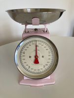 Balance de cuisine rose en métal avec bol en acier.