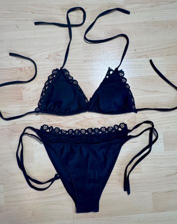 Triangle Bikini mit Stickereien in Schwarz