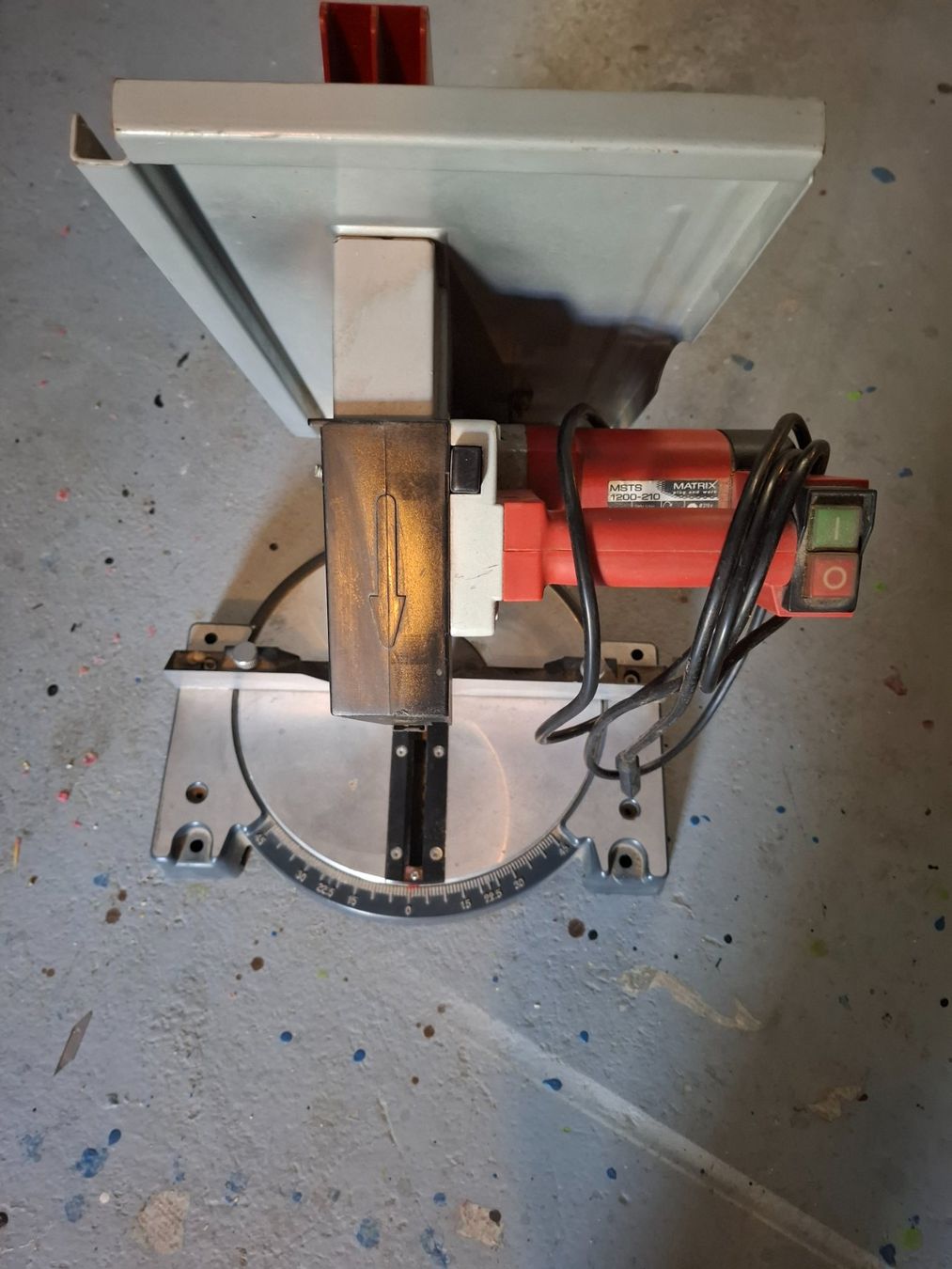 Sägen: Kappsäge Gehrungssäge MATRIX 1200-210 funktionstüchtig – Gebraucht aus Hunzenschwil von Fluz