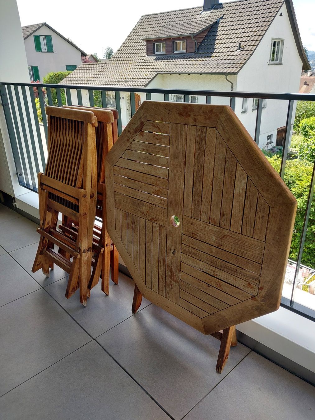 Set di tavolo e panche: Holz Gartentisch mit 4 Klappstühlen – Usato da Zürich venduto da 7078 3