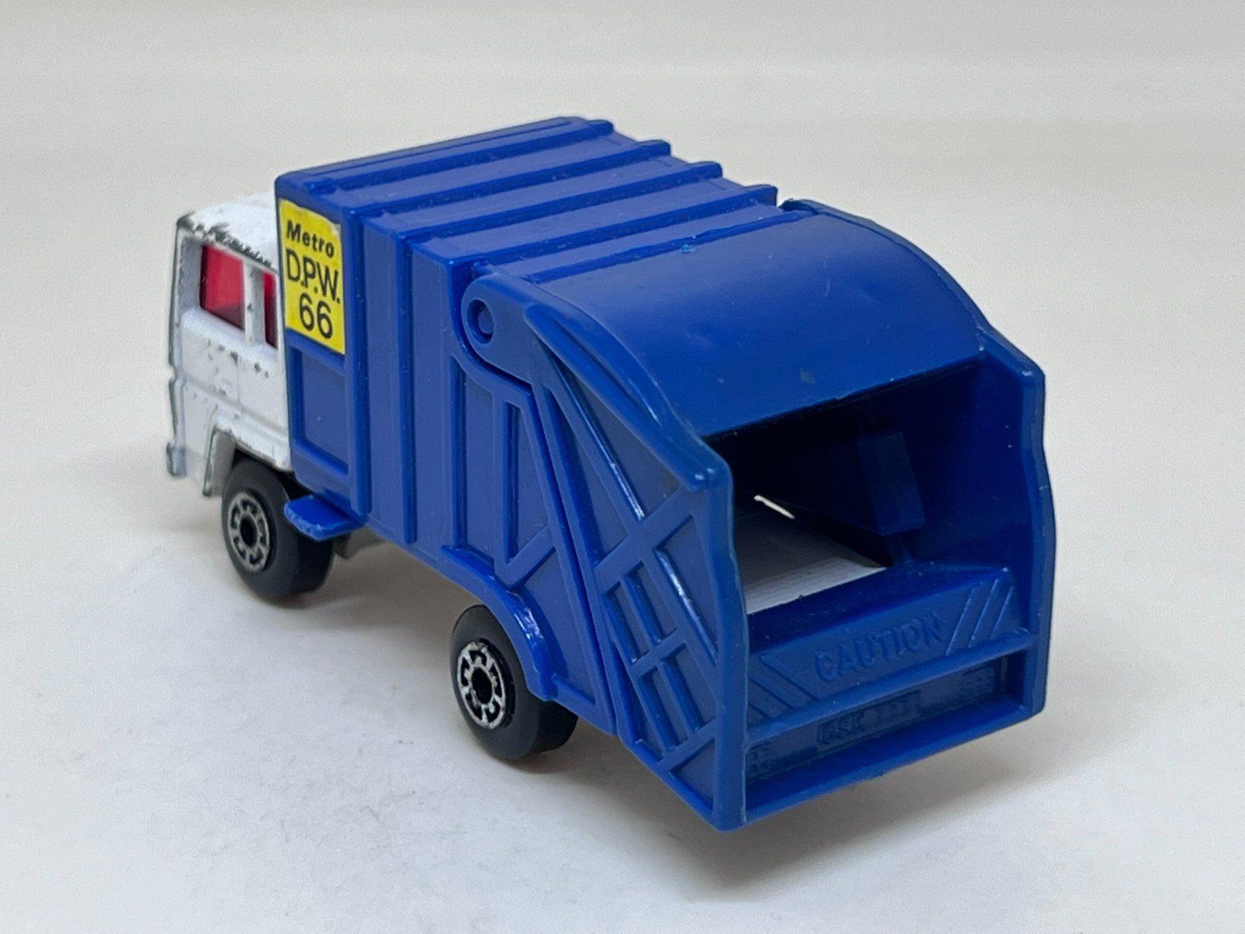 Matchbox Modellini d'auto: Matchbox Refuse Truck #16 – Usato da Wildegg venduto da LaaBoutique 2