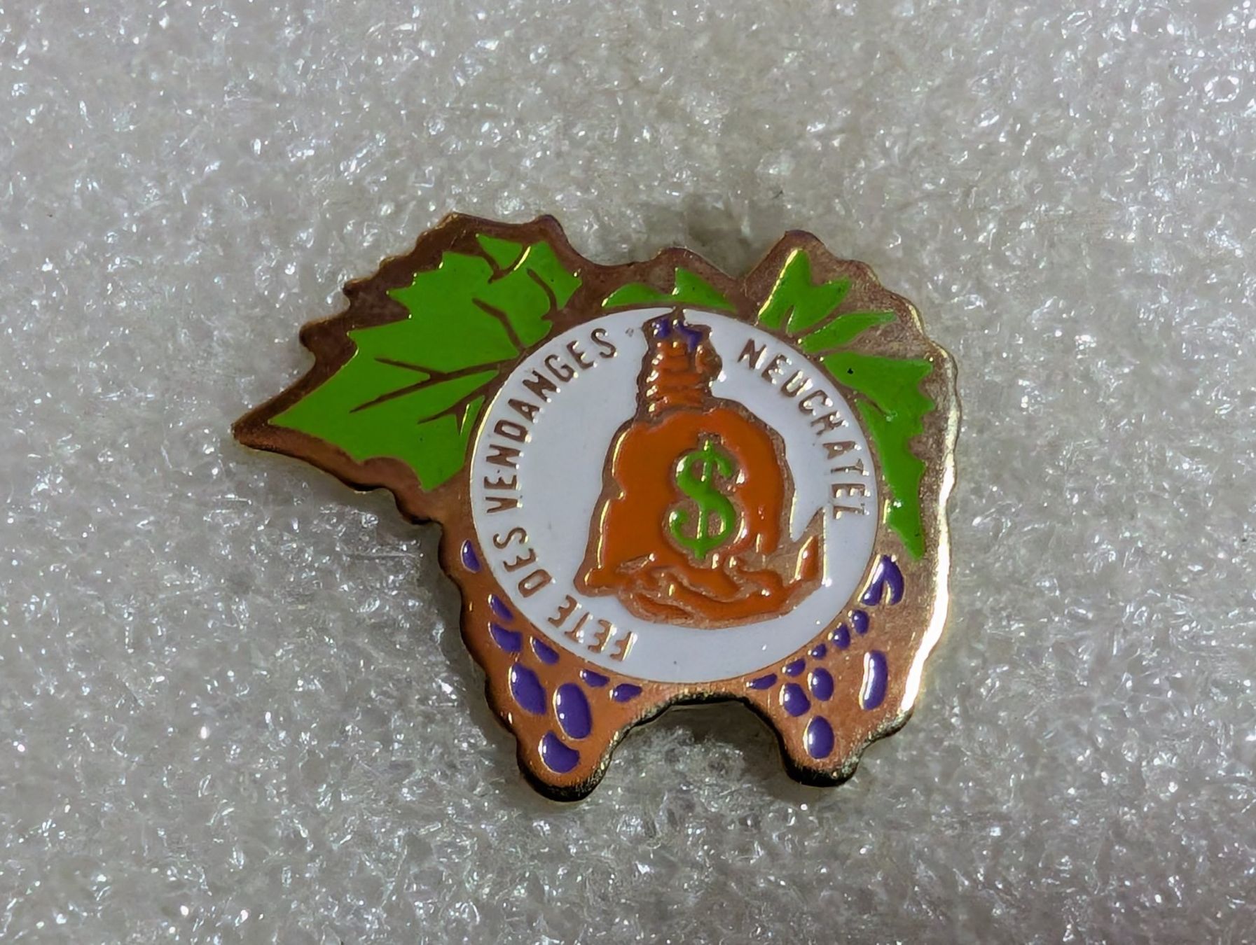 Placchette & Badge: Ansteckpin 195: Fetes des Vendanges Neuchatel – Usato da Oppligen venduto da Pin-Fall-Shop