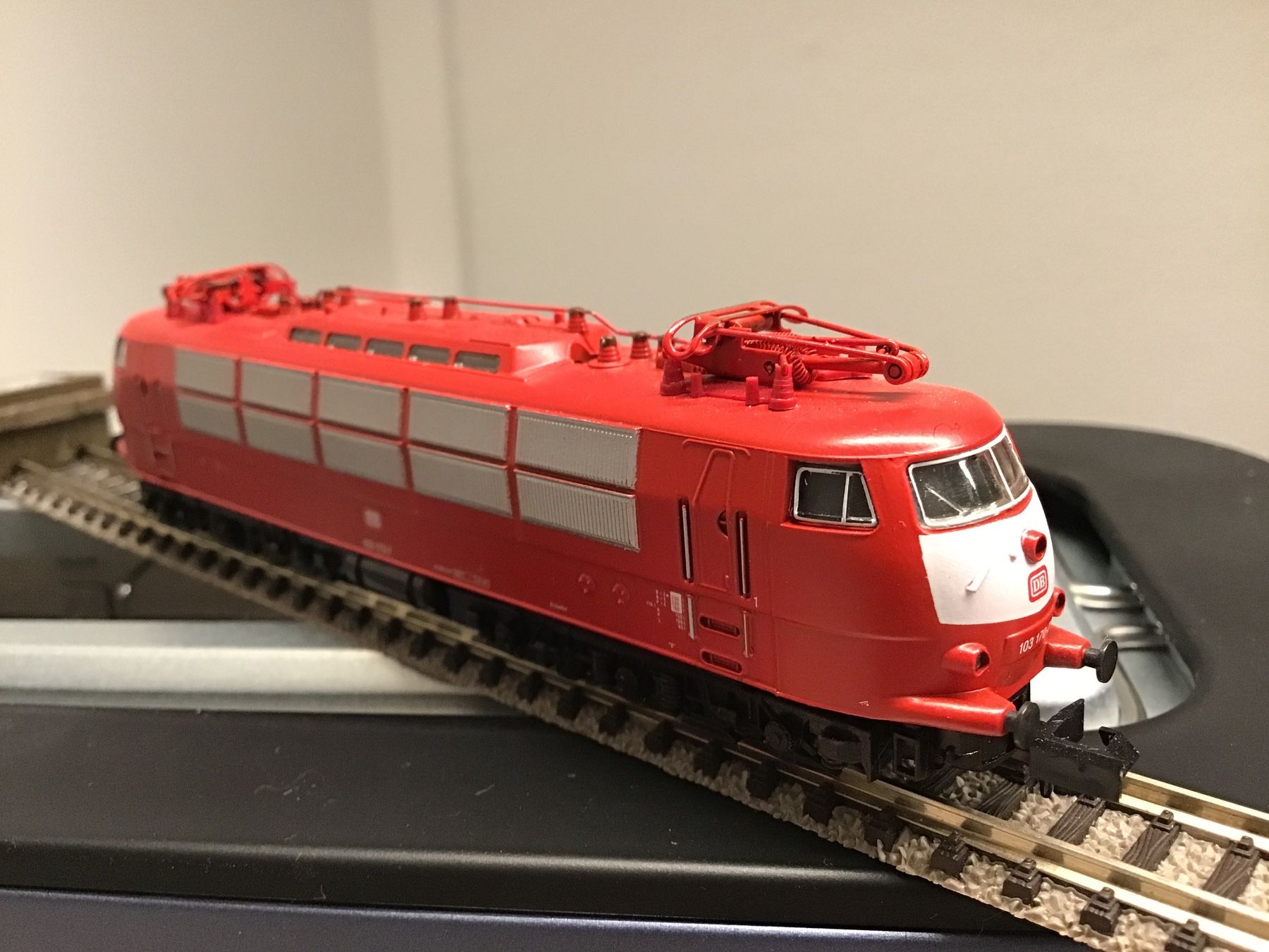 Arnold Modellini di ferrovie: ARNOLD N Lok , rote E-Lok, – Usato da Männedorf venduto da Modellbau-wyss 1