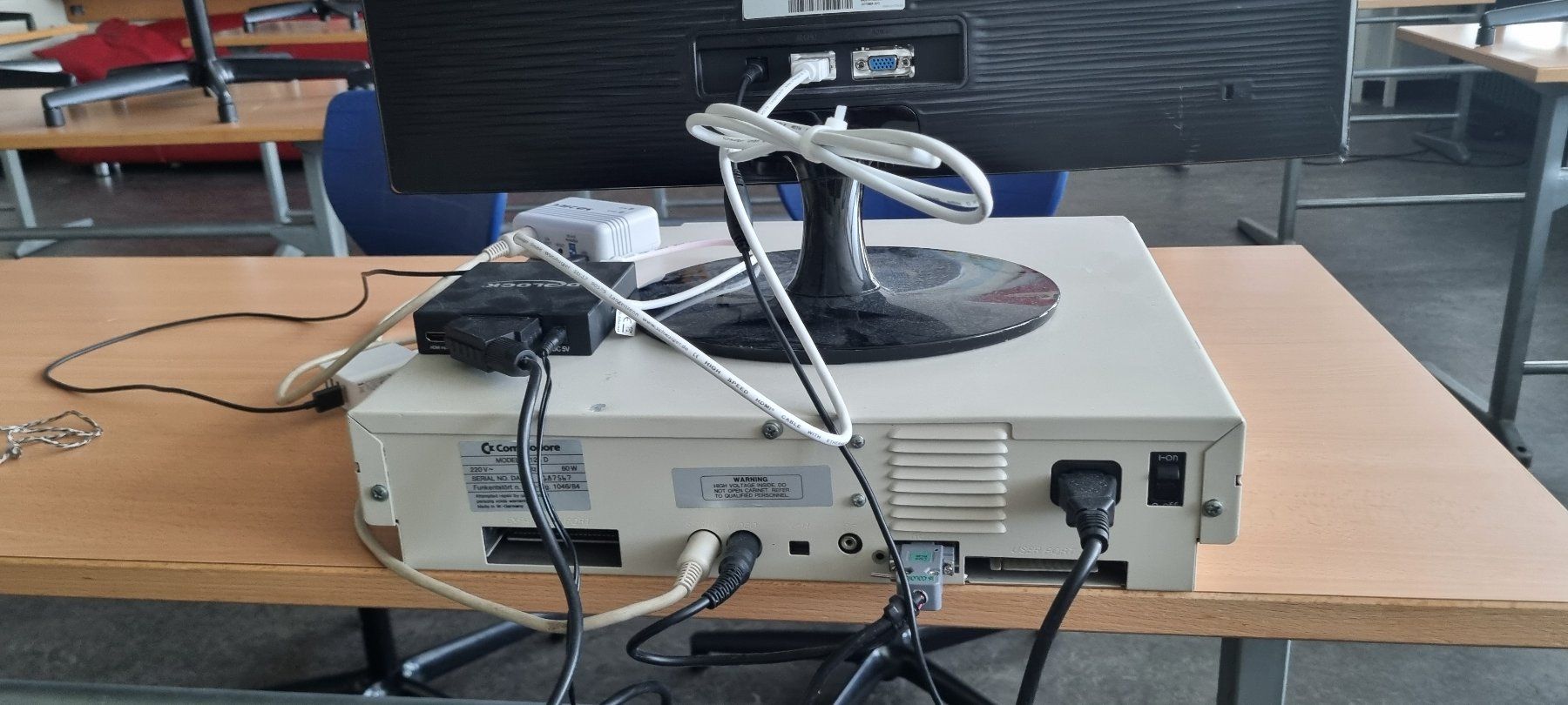 Commodore PCs: Commodore 128D im Blechgehäuse mit Bildschirm und Zubehör – Gebraucht aus Solothurn von elja02 5