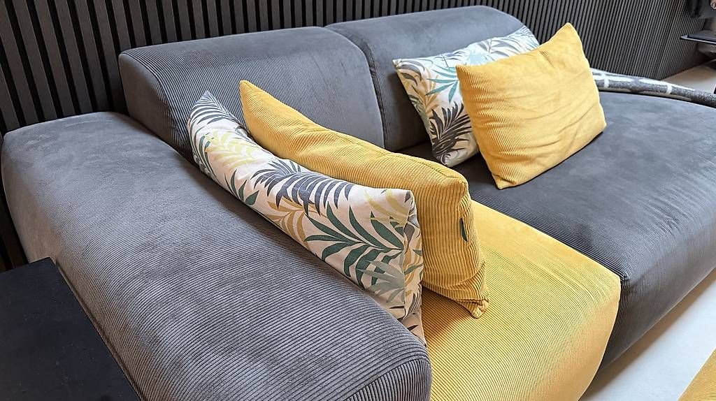 Sofas: MYCS Sofa mit Hocker – Gebraucht aus Basel von bos_y6pm 2