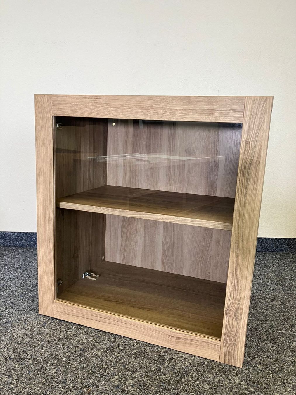 Vitrinen: Hängevitrine mit Glastür. – Gebraucht aus Brüttisellen von VideoGang