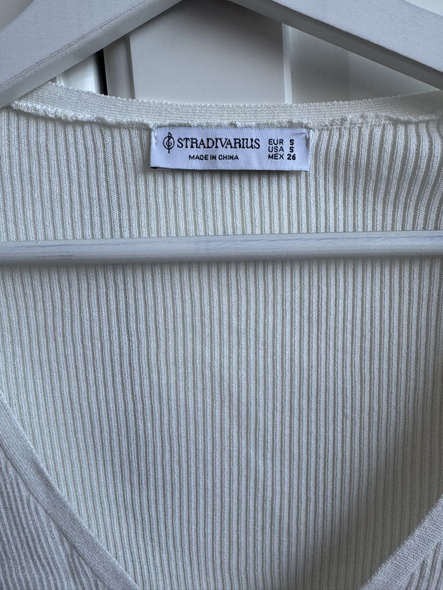 Stradivarius Pulls & Sweat-shirts: Stradivarius Strickjacke weiss gerippt – Neuf (Voir description) à Adligenswil par lor_2zfw 2