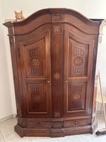 Kleiderschrank Holz Antiquitaet mit Schnitzereien
