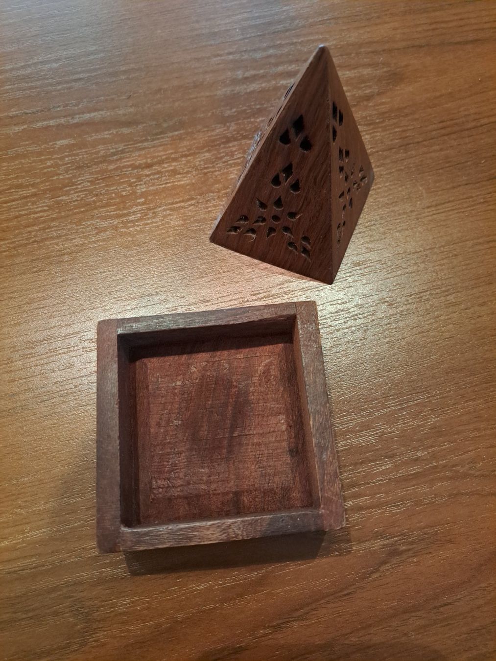 Alle Dekorationen: Handgefertigte Räucherpyramide aus Holz – Gebraucht aus Rafz von MuriFinn 2