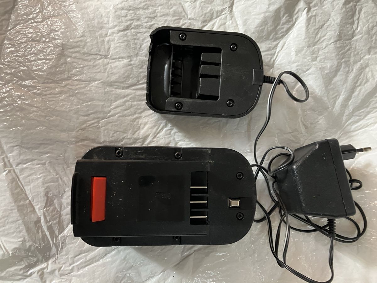Chargements: Black&Decker Akku und Ladegerät – Défectueux à Schwanden GL par Doctor303 1