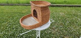 Kuscheliges Weidenkorb-Katzenhaus für Stubentiger.