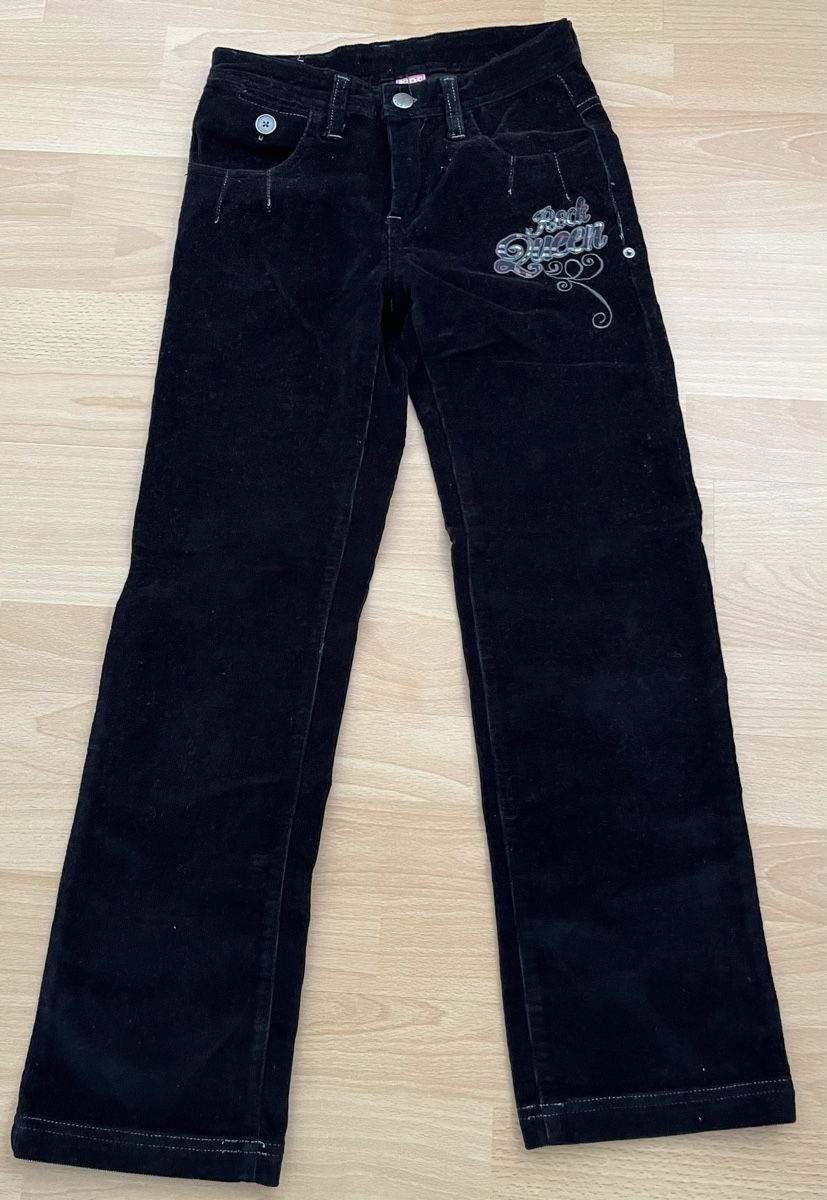 Pantalons: Schwarze Cordhose Gr. 140 – D'occasion à Hünenberg See par spartakus02