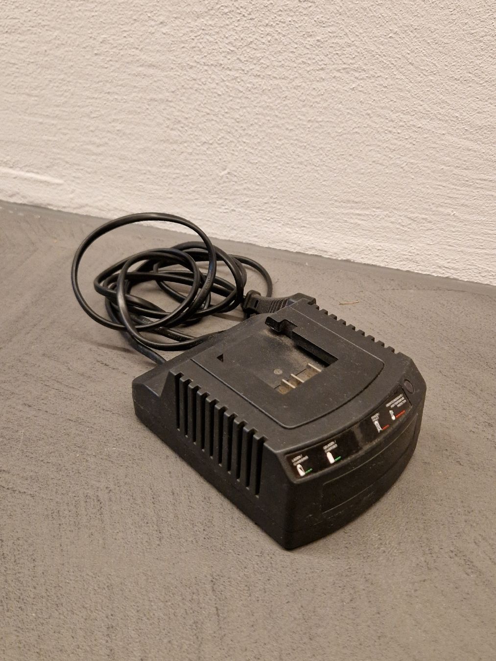 Caricabatterie: Akku Ladegerät ikra R3-360-1A-02 – Usato da Ersigen venduto da feldschen
