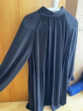 Schwarzes H&M Kleid mit Plissee-Details, Grösse ca. M