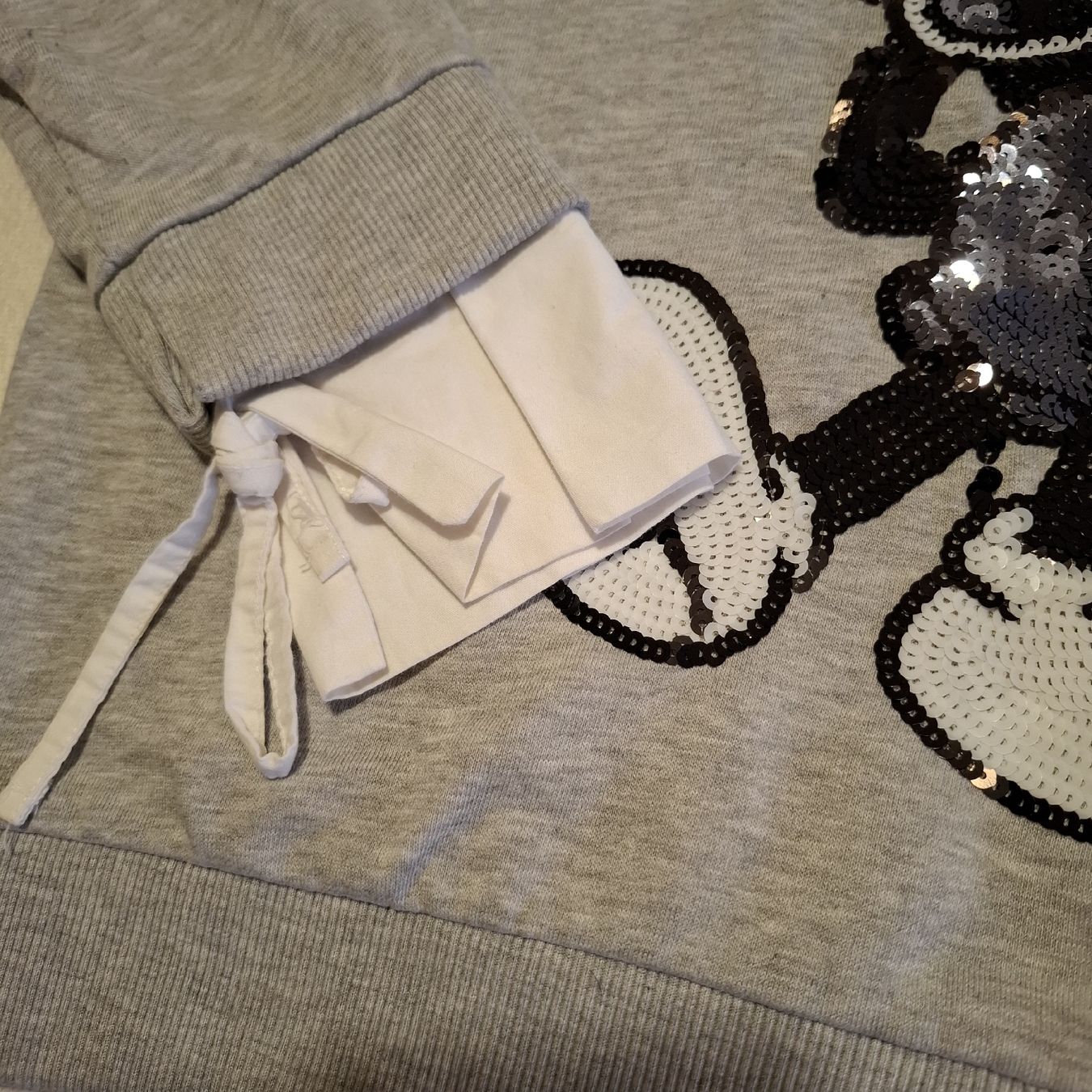 Pullover & Sweatshirts: Sweat gris Mickey Mouse Disney avec sequins  Taille S – Gebraucht aus Le Locle von QualiteExpress 3