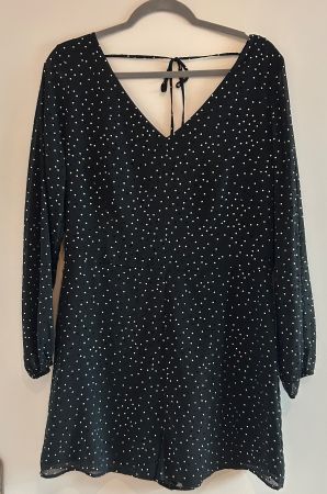 kurzer Jumpsuit edc (Esprit), schwarz, mit silberen Punkten