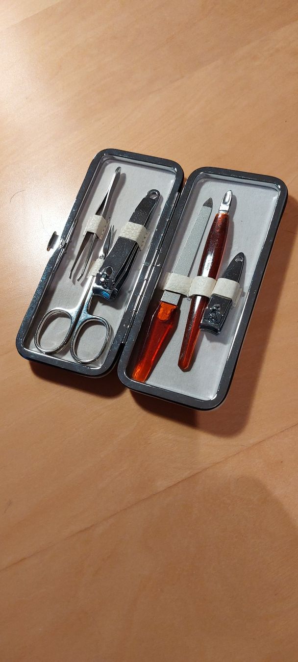 Altro in  Abbigliamento & Accessori: Nageletui mit Inhalt – Usato da Lupfig venduto da Robob2 1