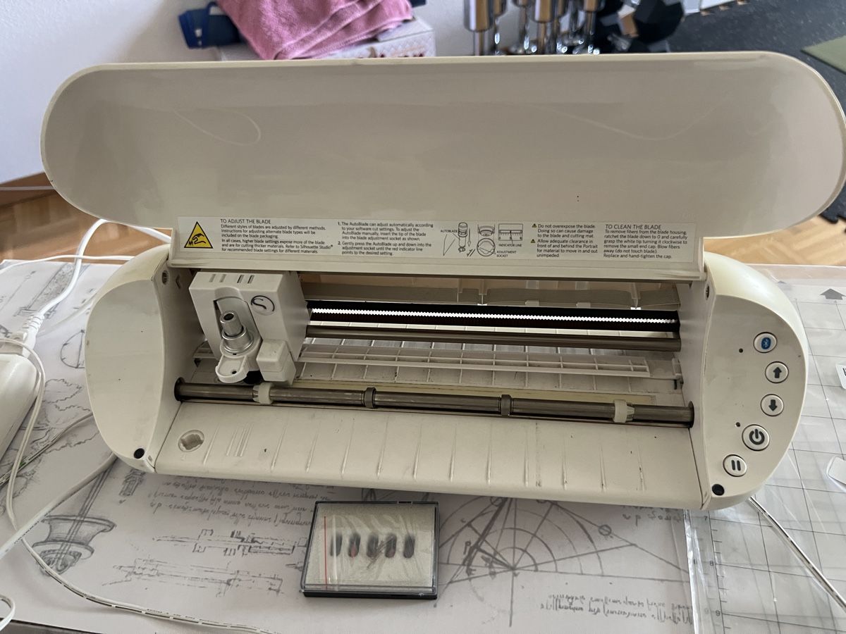 Silhouette Imprimantes: Silhouette Cameo Portrait Schneideplotter ab 1 CHF – Défectueux à Bern par Kabaluii