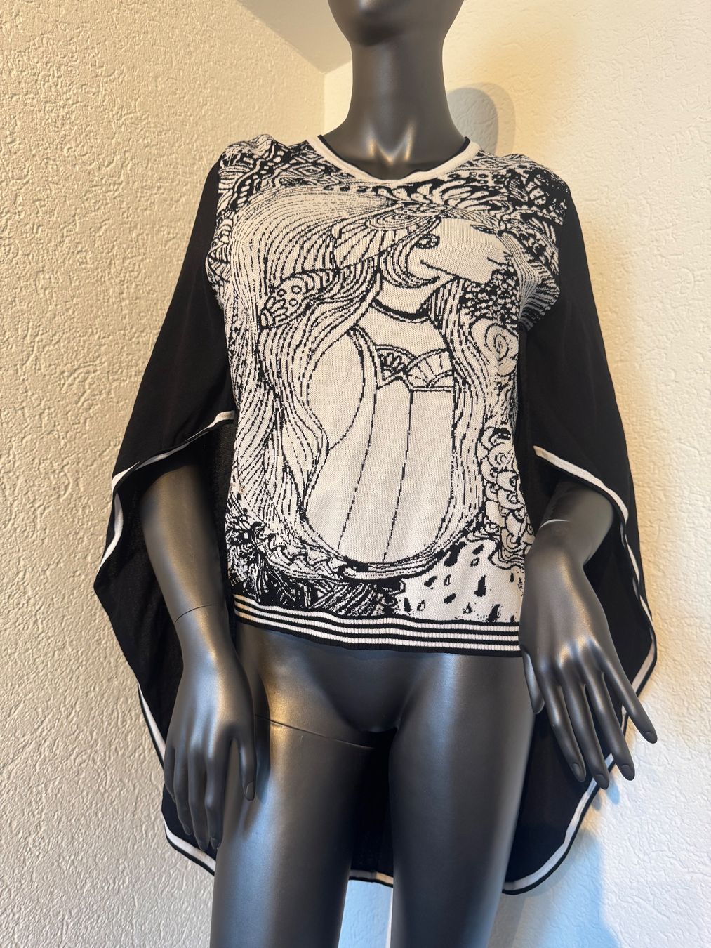 Pullover & Sweatshirts: Elegante Strickpullove mit Poncho Schwarz Weiss Gr M L – Gebraucht aus Frenkendorf von Style365
