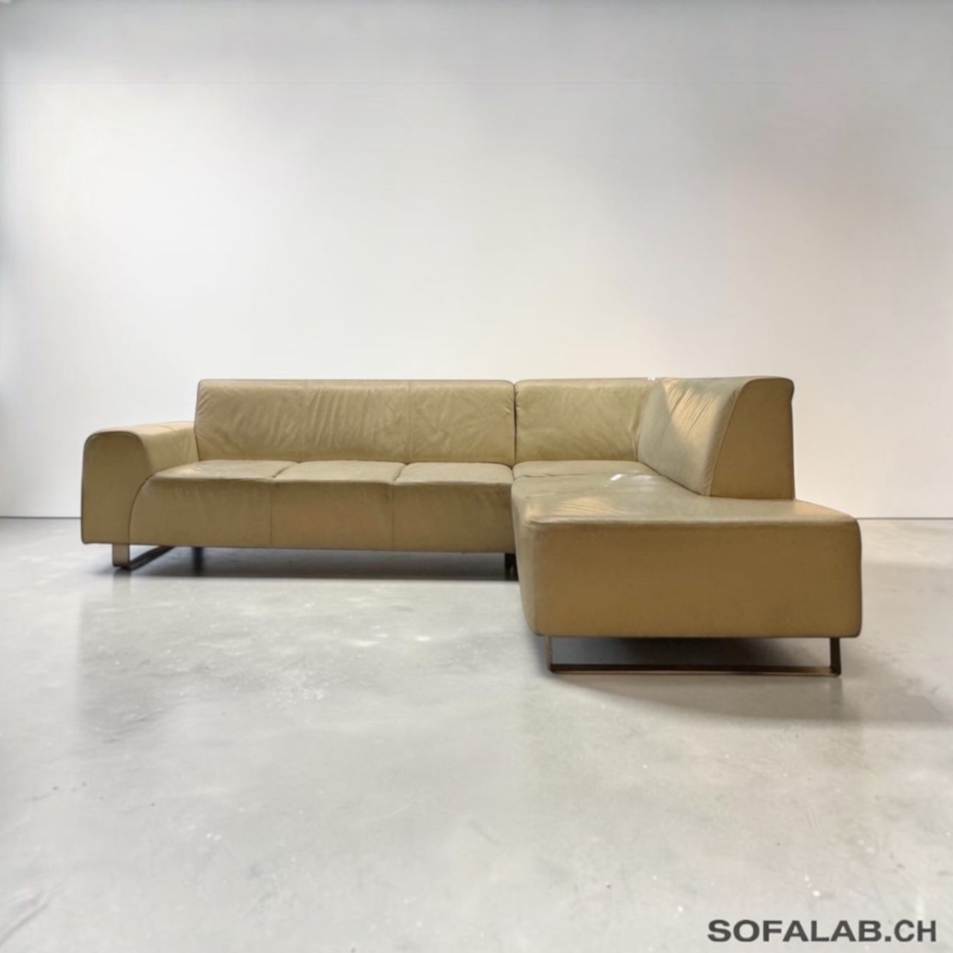 Divani: Ecksofa aus Echtleder mit longchair creme – Usato da Fehraltorf venduto da Sofalab.swiss