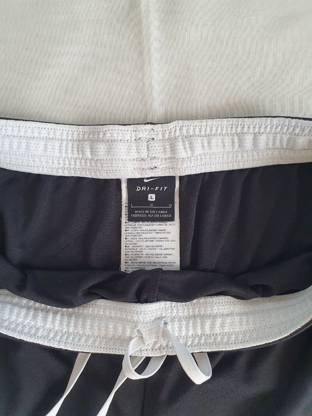 Nike Pantaloni: Short Nike taille L – Nuovo (secondo la descrizione) da Le Mont-sur-Lausanne venduto da vda_vrs6 2