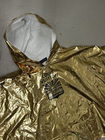 Louis Vuitton Poncho Regen Cape, gold, von LV Fashion Show