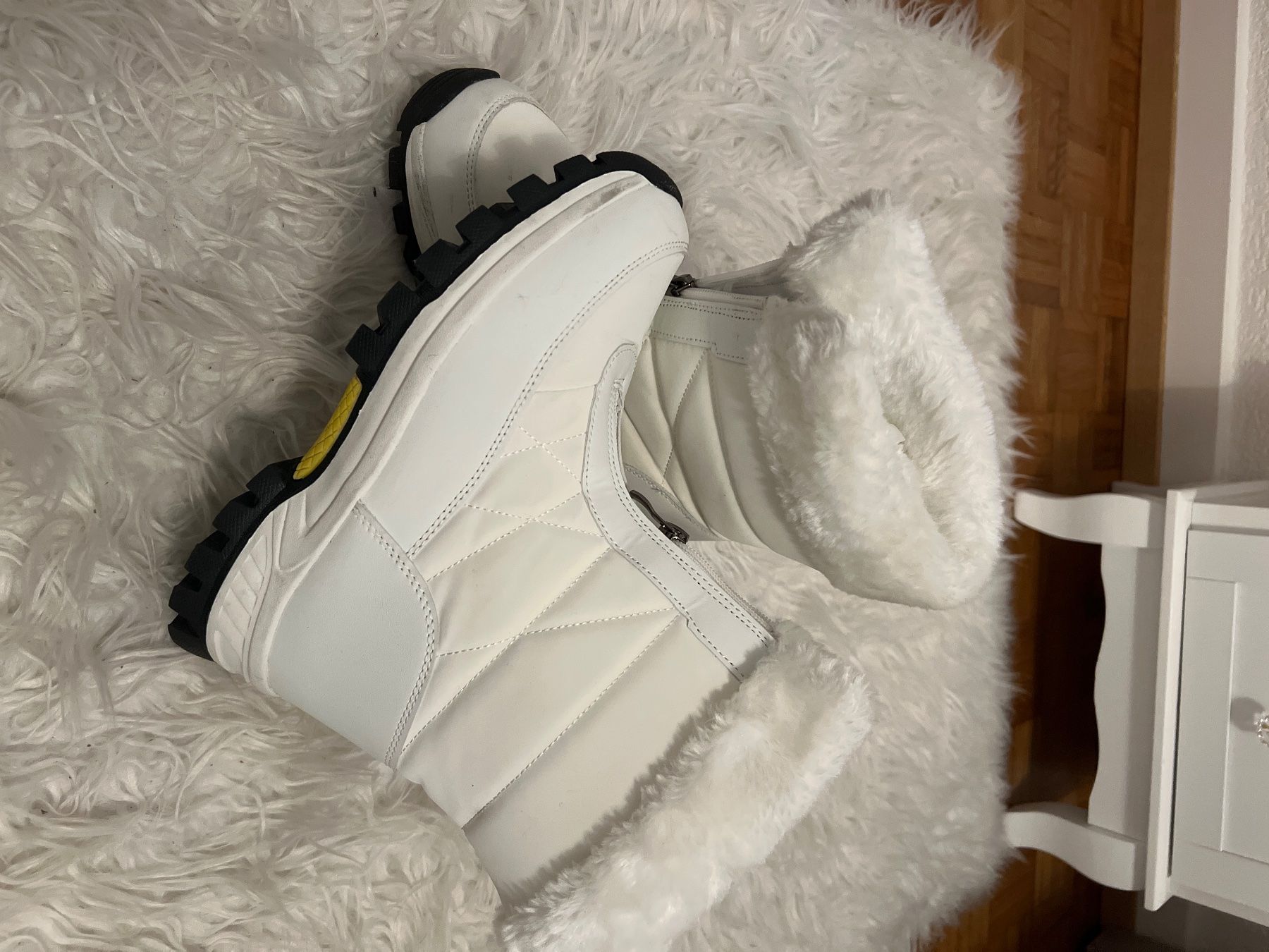 Scarpe da donna: Bottes d'hiver blanches fourrées, pointure 38 – Usato da Lausanne venduto da arm_7t8p