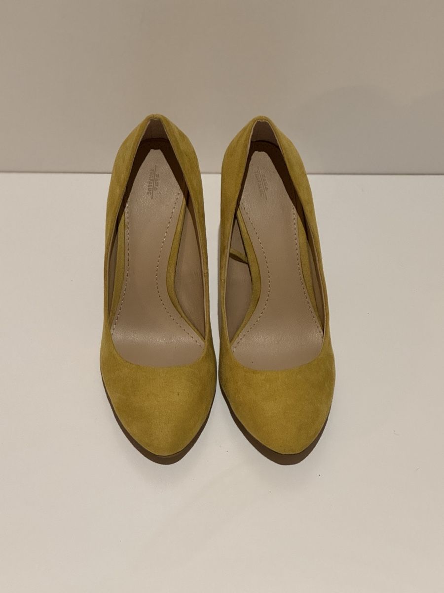 Zara Chaussures femmes: Gelbe Wildleder Pumps – D'occasion à Glattpark par Kleider_shop