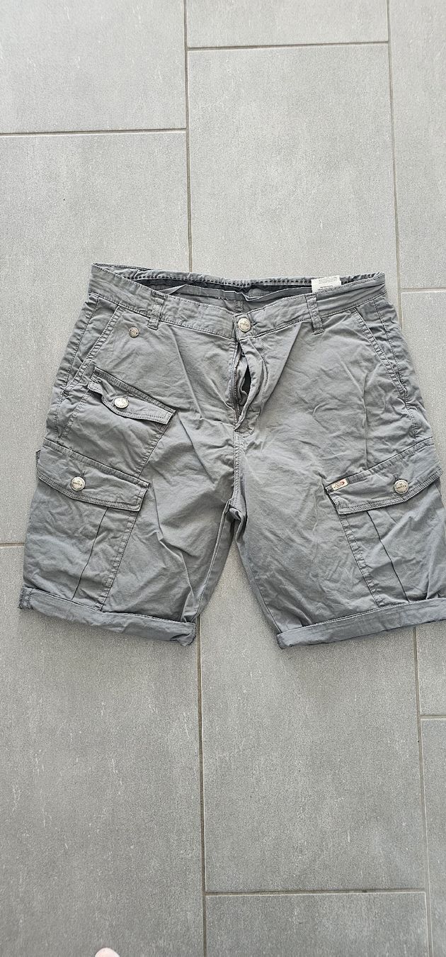Hosen: kurze graue Hose Grösse 34 – Gebraucht aus Gipf-Oberfrick von Stefania02-91
