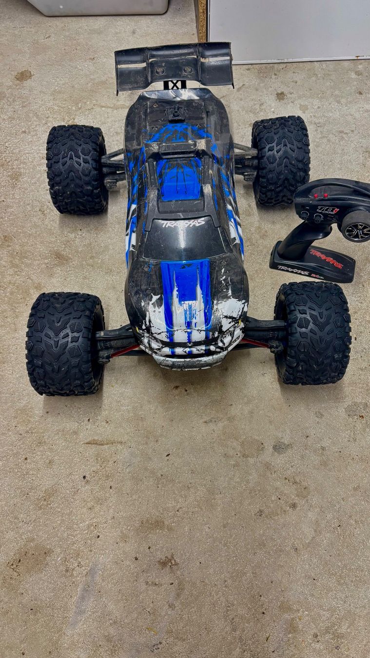 Traxxas RC Kits de montage: Traxxas E-Revo  1:8 brusless – D'occasion à Guntershausen par jan_y7yc 7