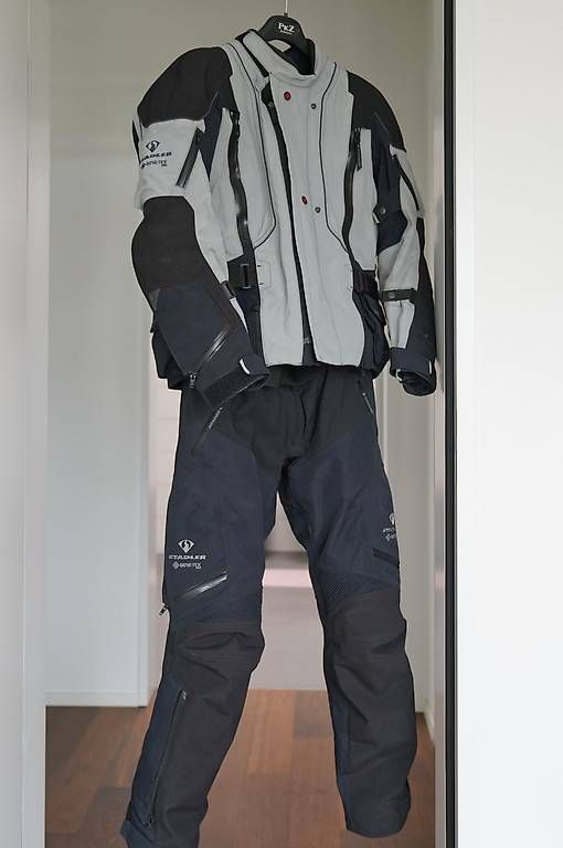 Completi: High End Motorradbekleidung  – Usato da Brugg AG venduto da Ruediwild 2