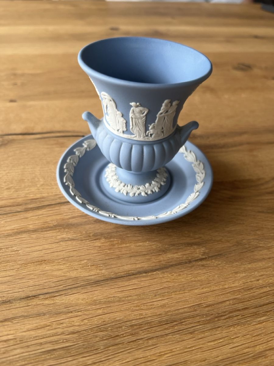 Wedgwood Piatti: Wedgwood Jasperware ziervase mit Unterteller – Usato da Thun venduto da mre_tsg5 3