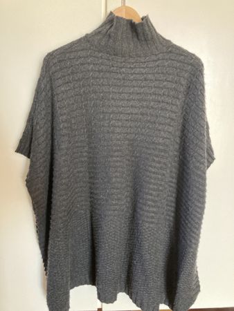 Grauen Poncho