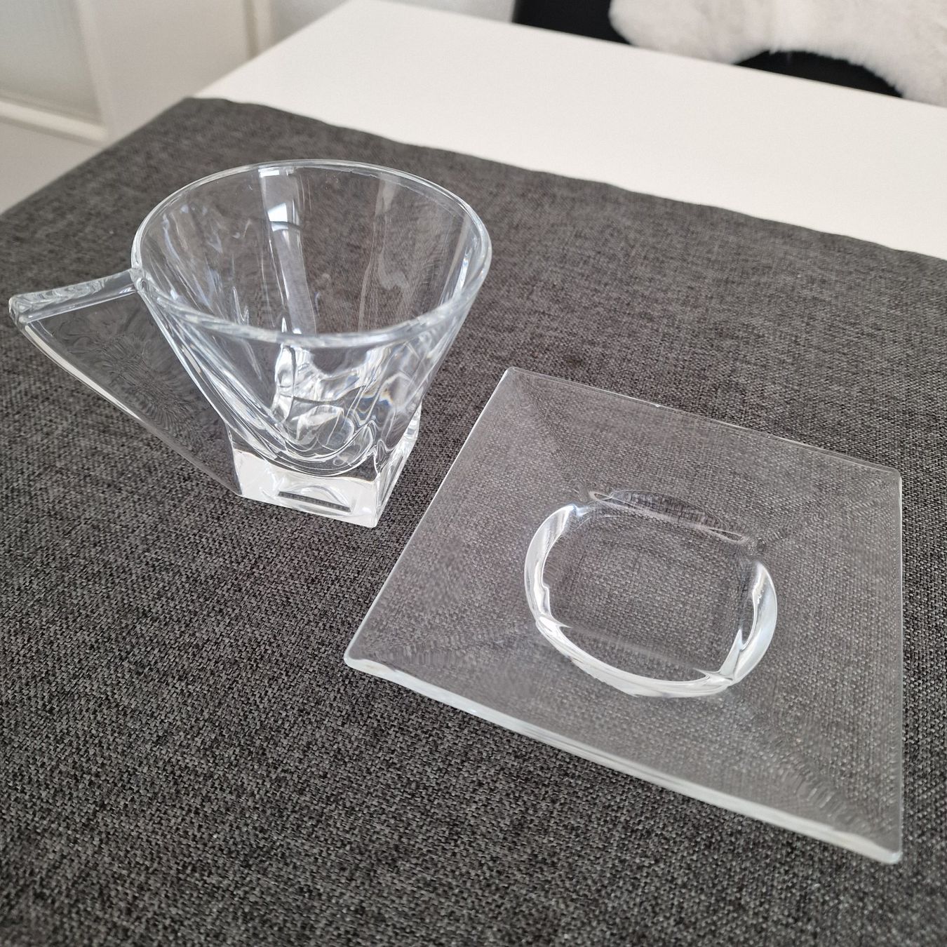 Set di piatti: Kaffeetassen aus Glas mit Untertassen – Nuovo (secondo la descrizione) da Obergösgen venduto da Neluandi 1