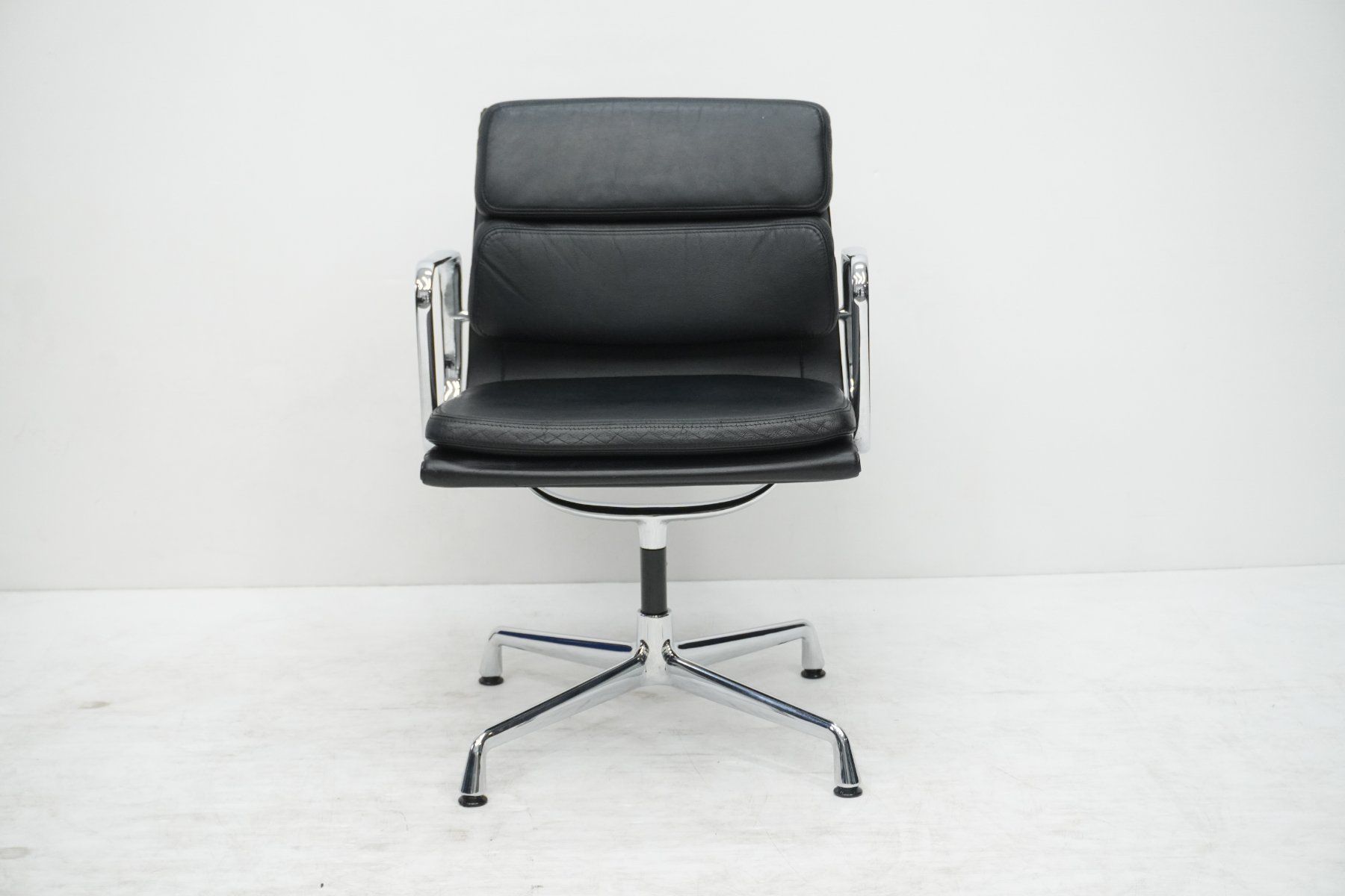 Vitra Sedie: Vitra Soft Pad EA207 Leder nero Designklassiker – Usato da Bad Zurzach venduto da QLASSIQ 1