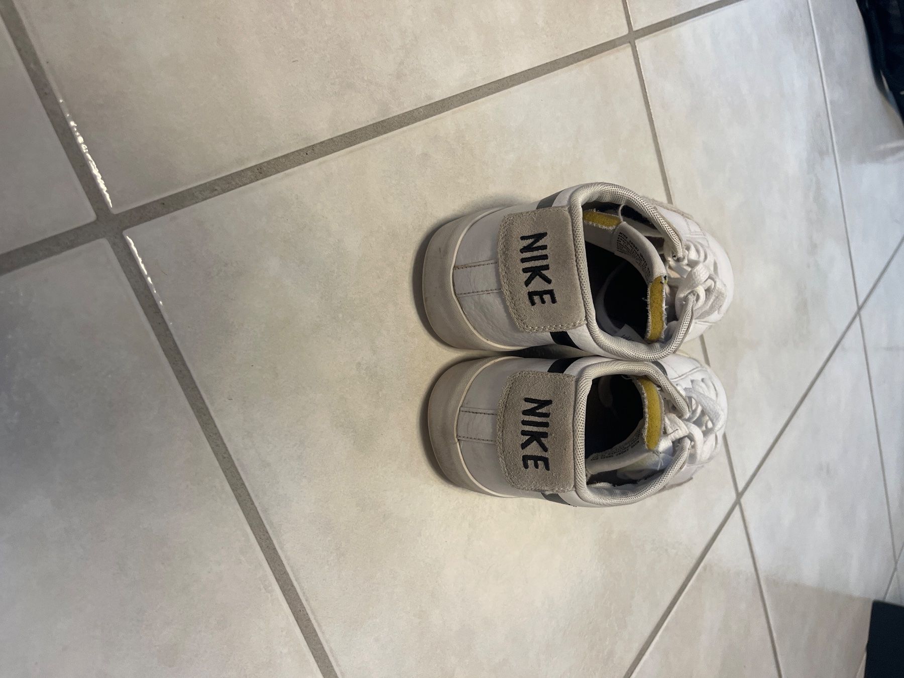 Nike Herrenschuhe: Baskets Nike blanches utilisées taille 42 – Gebraucht aus Delémont von gabrielquintas9 3