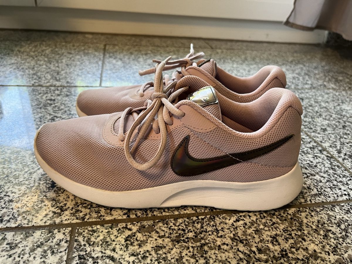 Nike Scarpe da donna: Nike Tanjun Sneaker rosa – Usato da Densbüren venduto da Powpow 1
