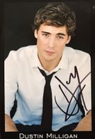 Dustin Milligan Autogramm signiert Foto 10x15cm