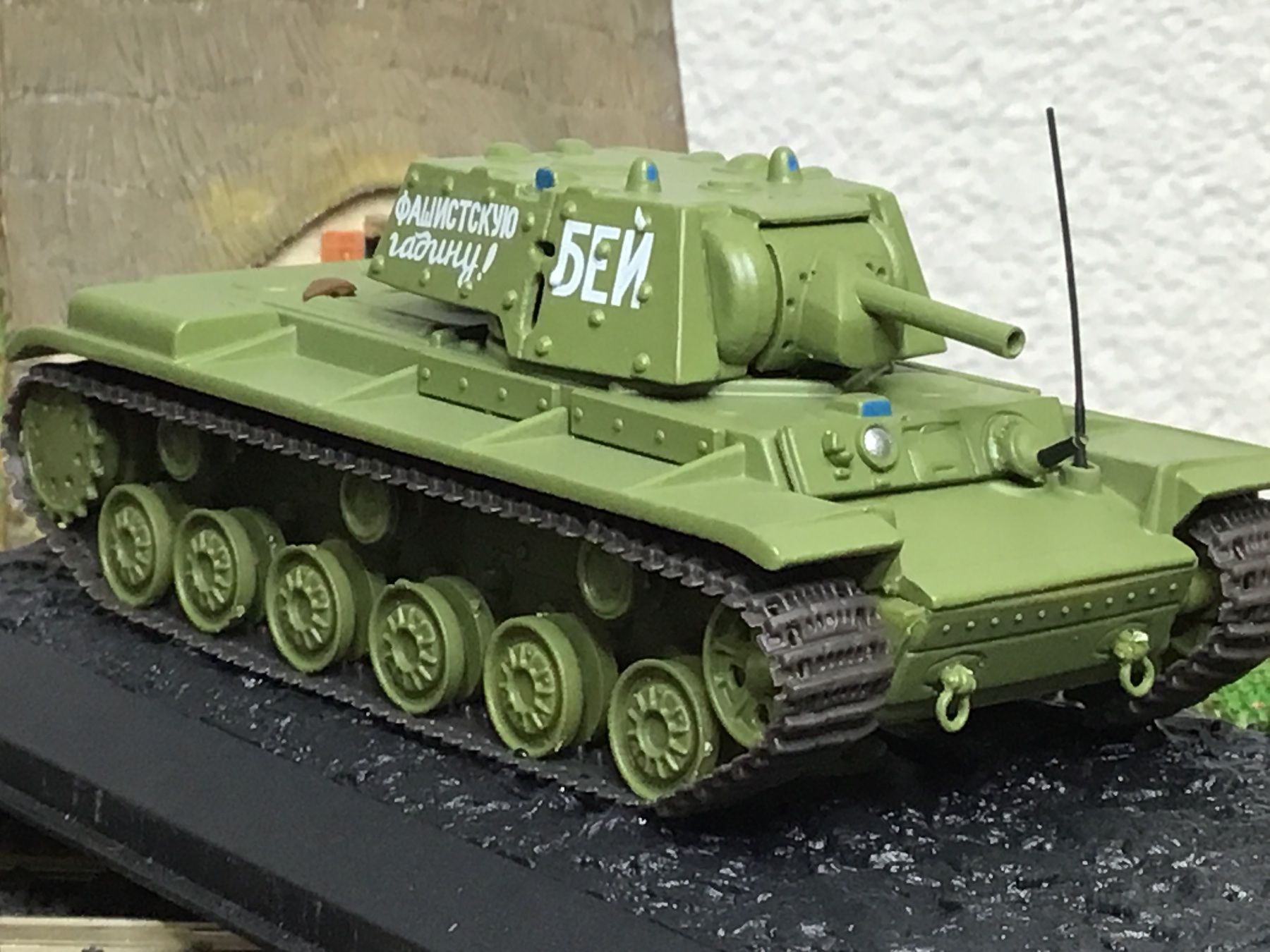 Kit di modellismo & Modellini statici: 1:72 Modellpanzer KV-1E mit Vitrine – Nuovo (secondo la descrizione) da Männedorf venduto da Spezial-Modelle 1