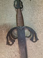 Épée ancienne ouvragée, objet de collection 