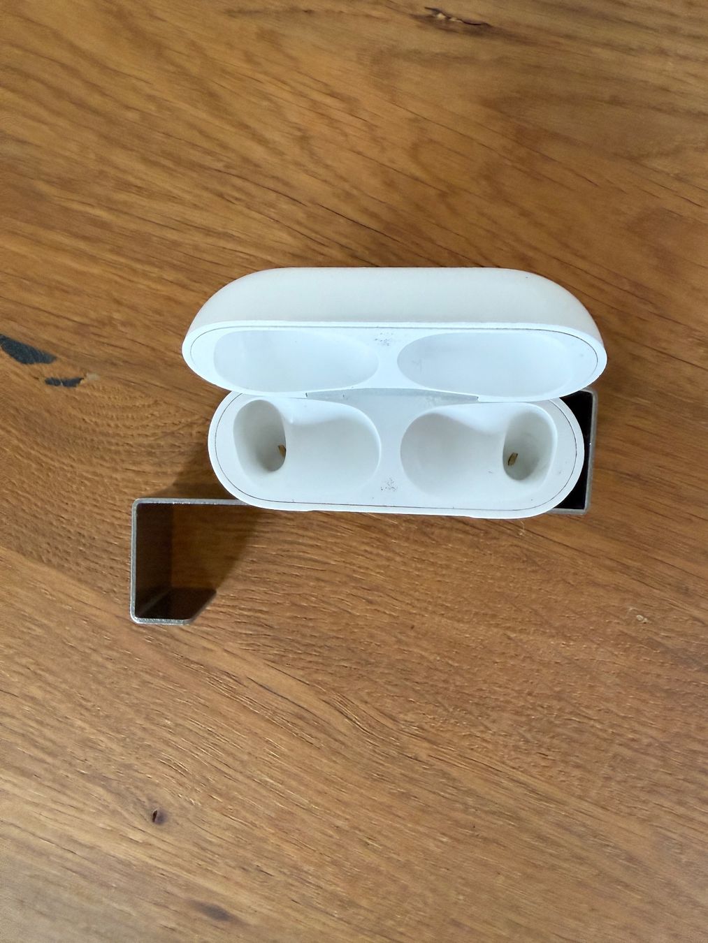 Apple Cuffie: APPLE AirPods Pro 1 Charging Case – Usato da Lausanne venduto da Nine1982 1